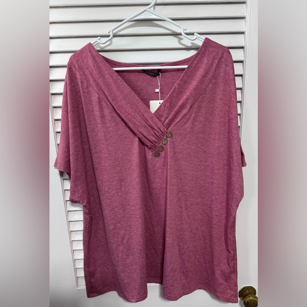 NWT 18-20 (2X) BloomChic short sleeved top with buttons.